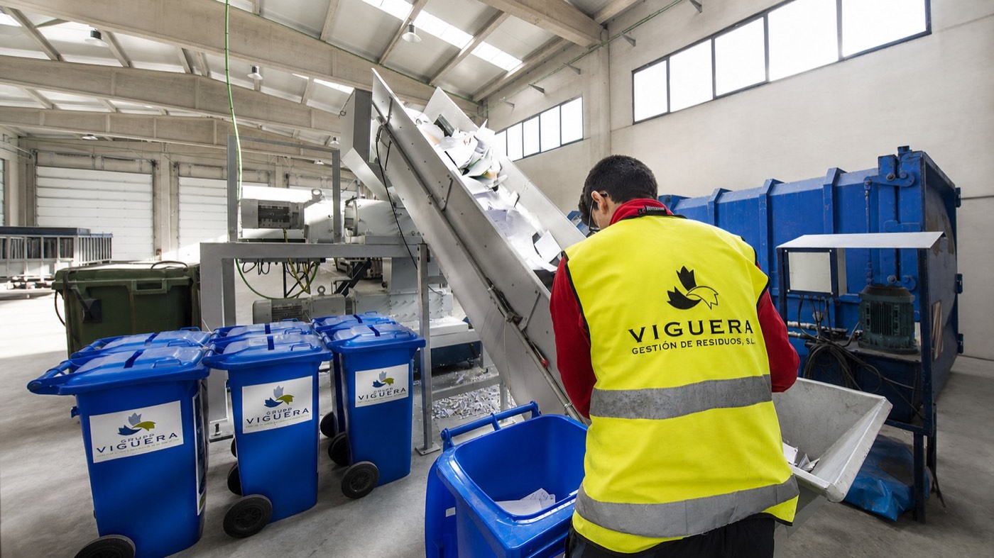 Operario de Viguera depositando contenedores de documentación confidencial para su destrucción