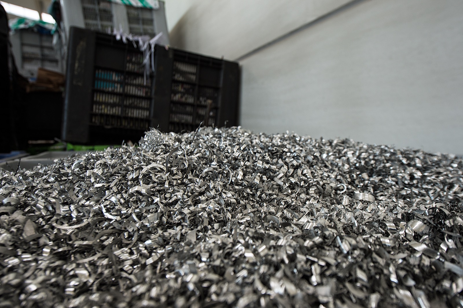 Viruta de aluminio acumulada para reciclaje en nave de Viguera